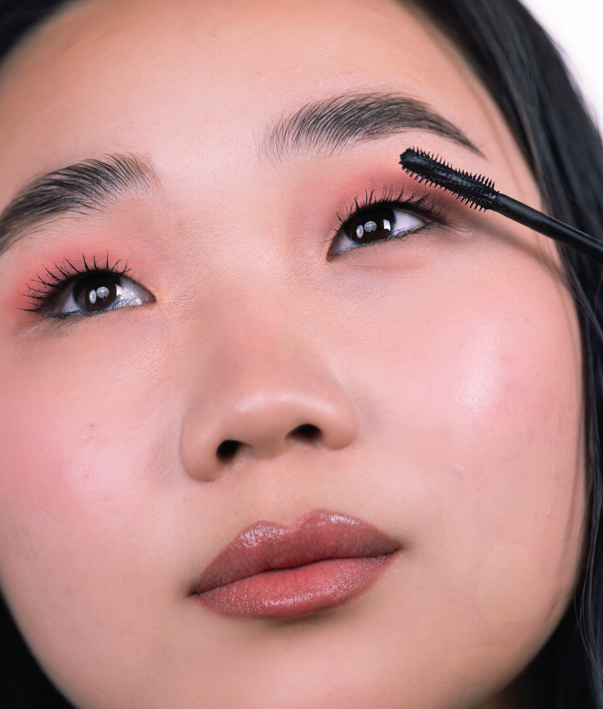 giovane ragazza usa mascara 360flip waterproof